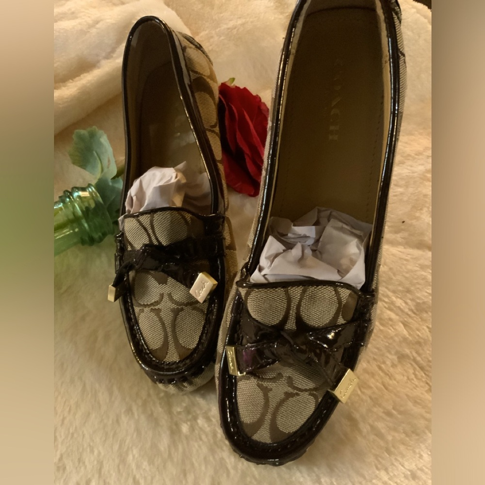 COACH - Brown/patent leather trim monogram loafers with knot tie on top. Sz5.5